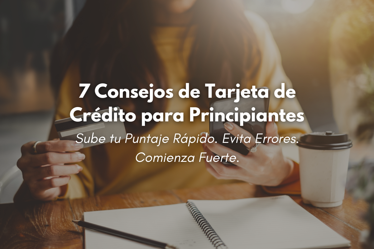 Joven revisando consejos de tarjeta de crédito desde su telefono