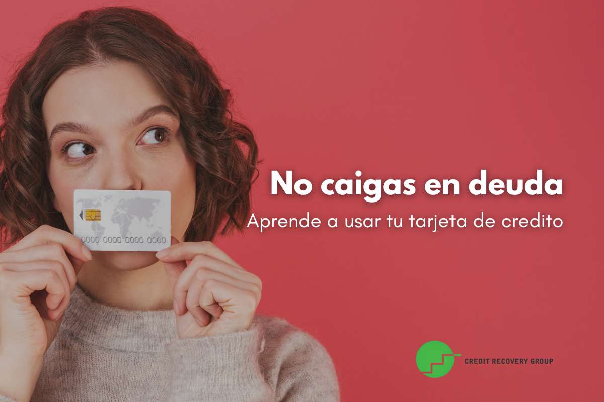 Persona revisando cómo usar una tarjeta de crédito sin endeudarse